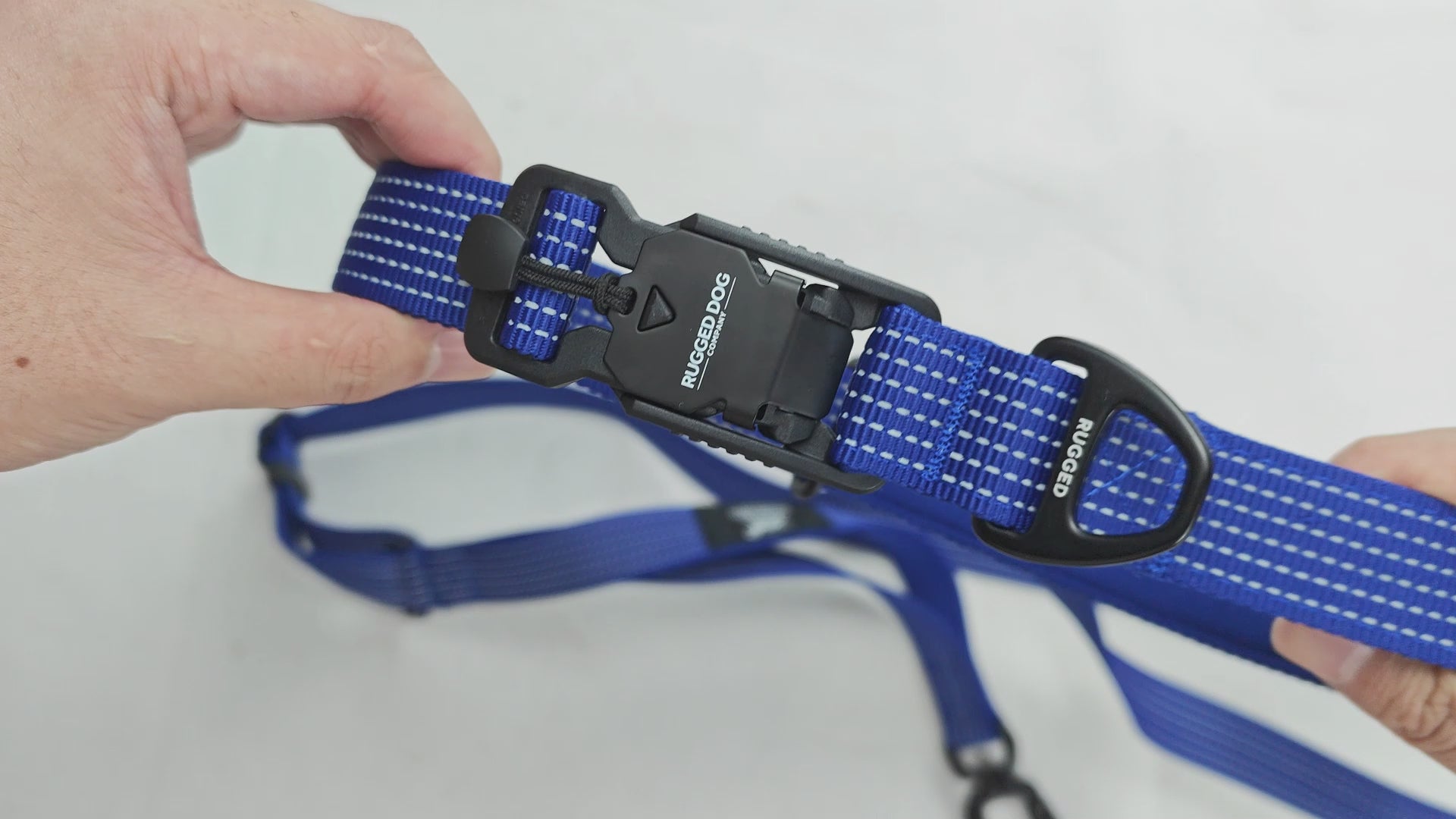 Rugged-Dog-Navy-3-in-1-Leash-FIDLOCK-Hands-Free-Feature-Demo